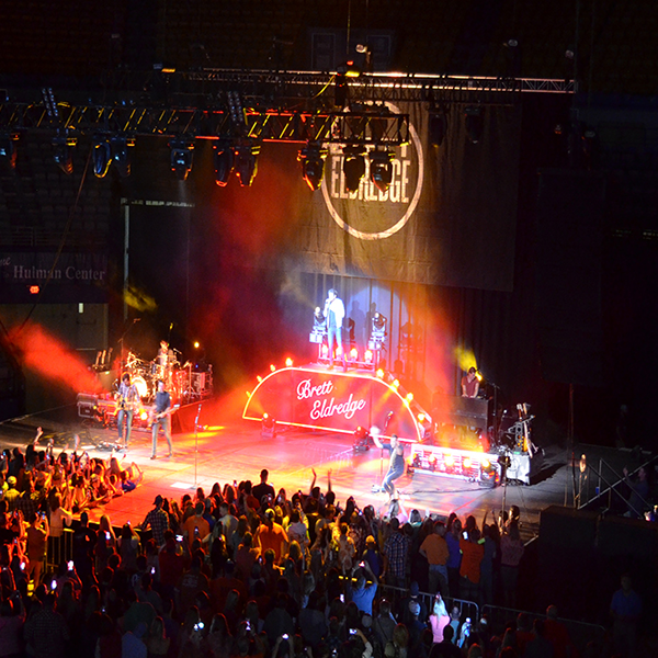 A picture of a Brett Eldredge concert